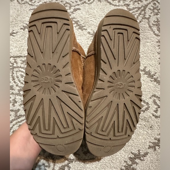 Ugg boots with bow, women’s sz 8 (used) chestnut color - Picture 4 of 8